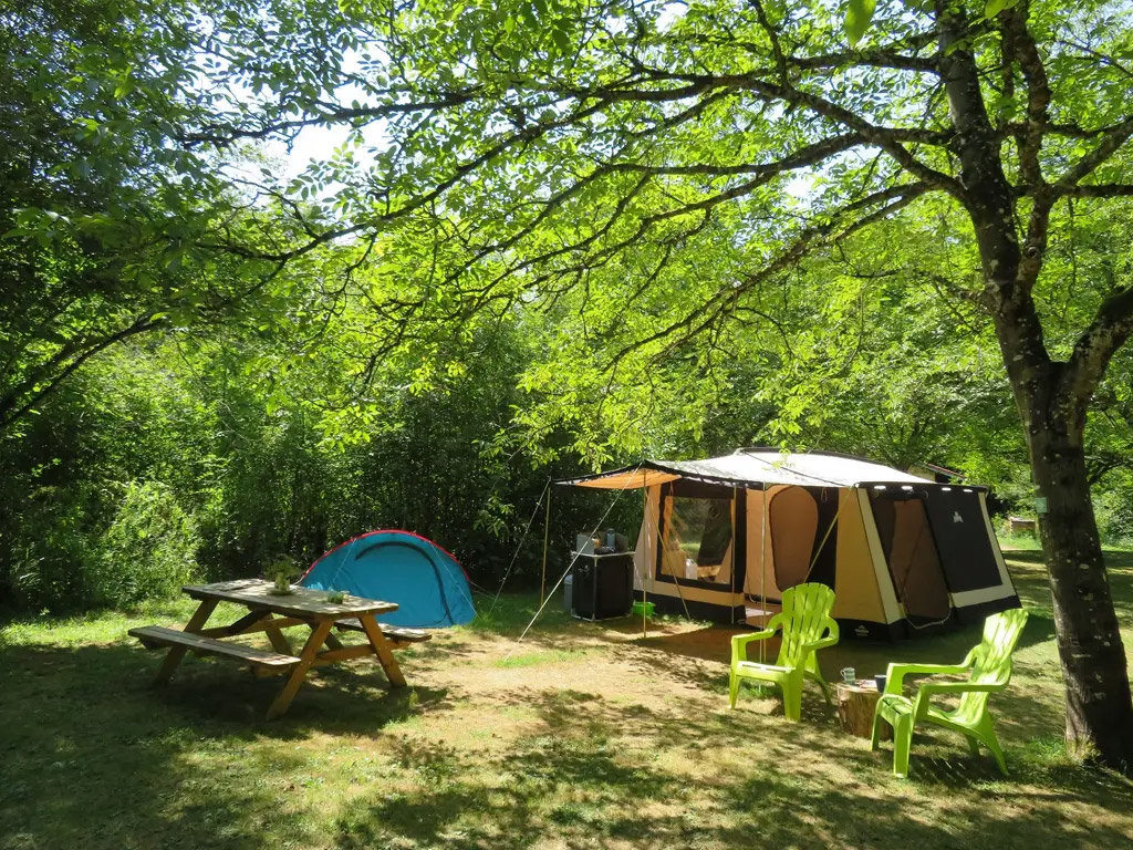 Nachhaltiger kleiner Campingplatz an einem Fluss in Frankreich