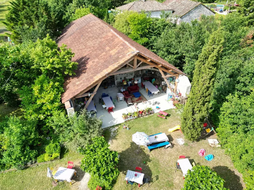 Auf diesem kleinen französischen Campingplatz erwarten dich Ferienhäuser, Safarizelte und geräumige Stellplätze.
