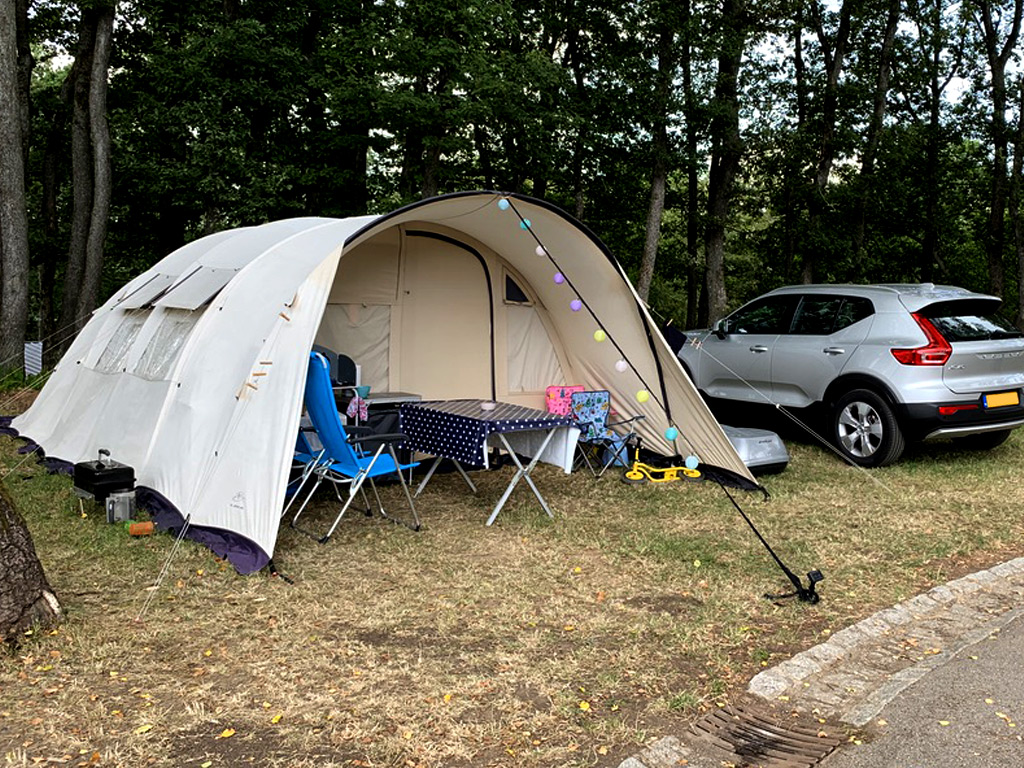 Auto neben dem Zelt auf dem Campingplatz