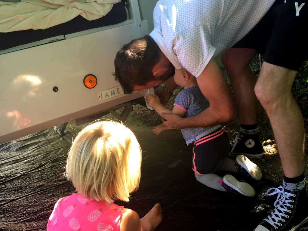 Aufstellen eines Anhängerzelts