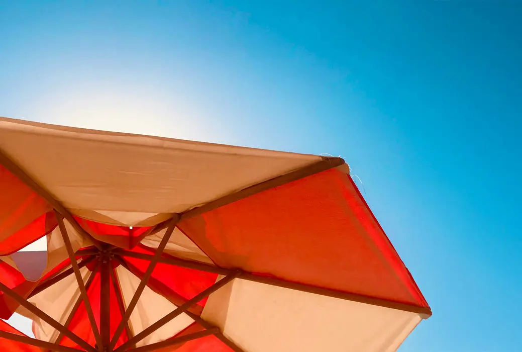 Warum ein guter Sonnenschirm auf dem Campingplatz mehr ausmacht als Ihr Zelt