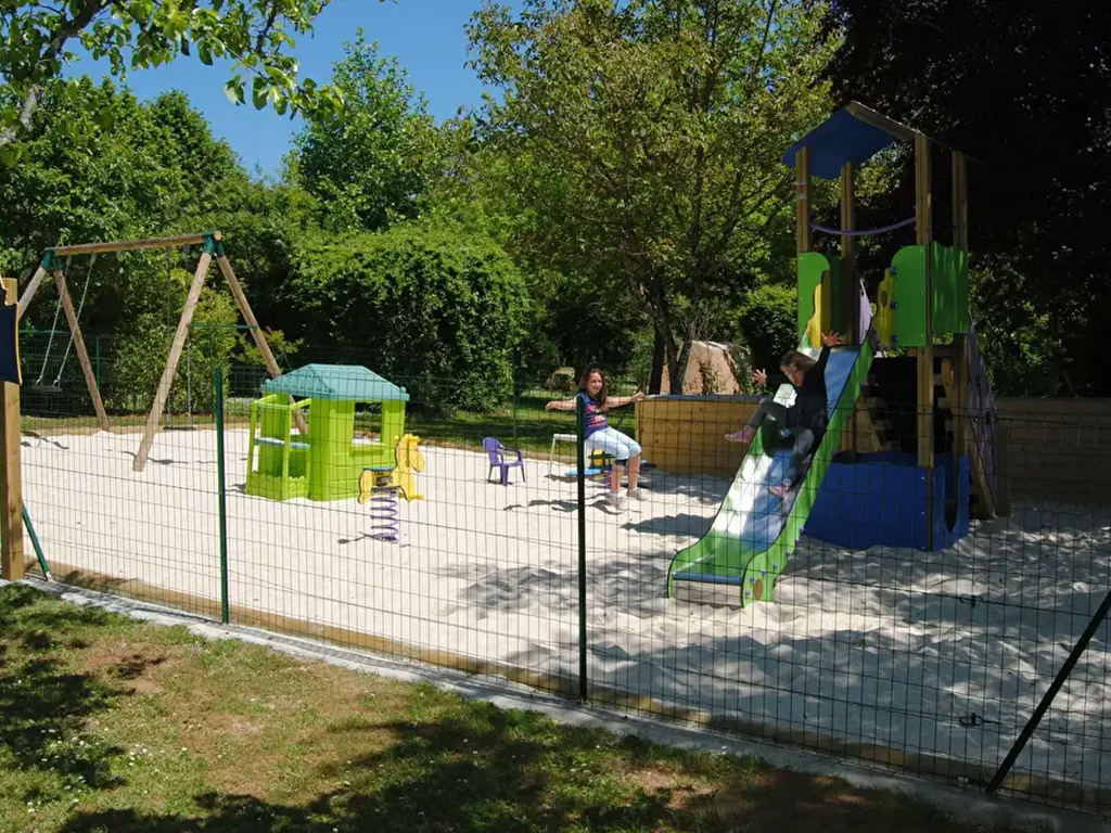 Camping A La Ferme Les Pierres Chaudes 10