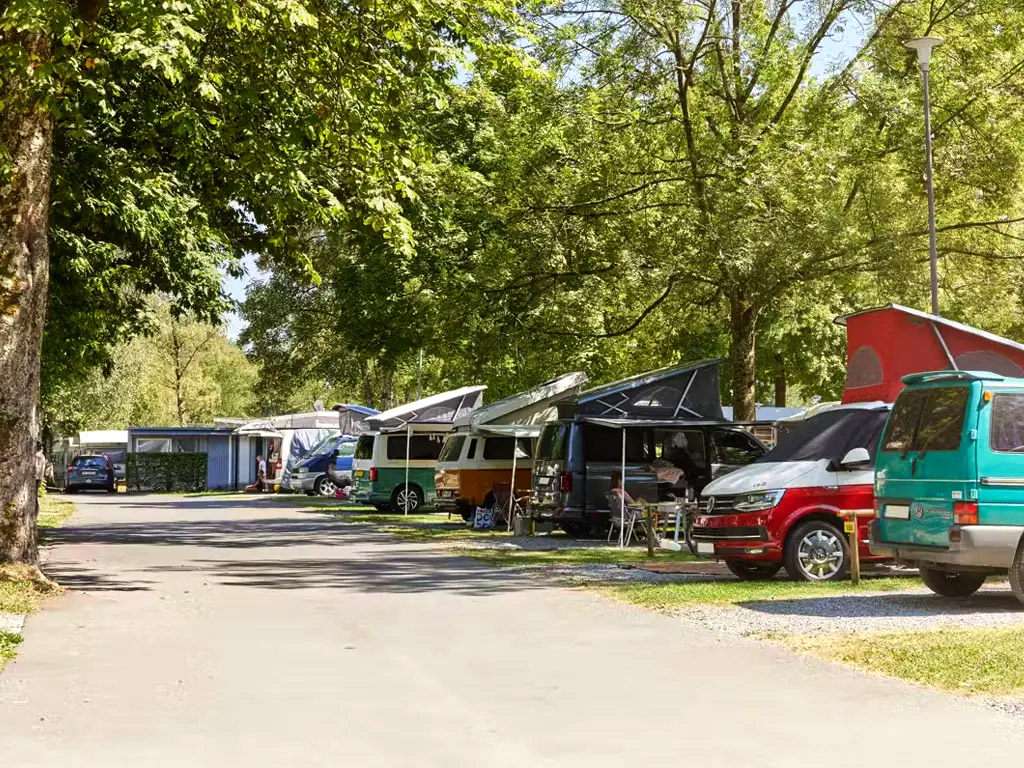 Stadtcampingplatz bei Luzern neben einem großen öffentlichen Strandbad in der Schweiz