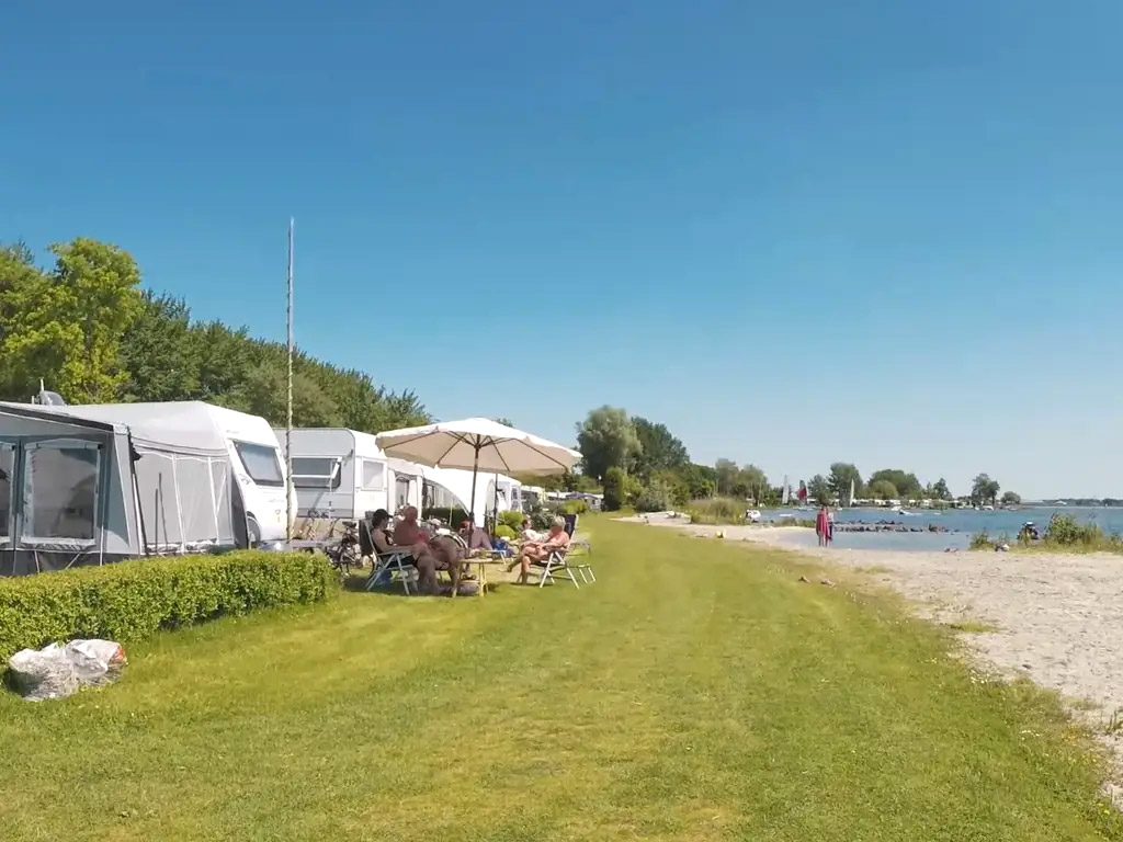 Wer traut sich, alle Achterbahnen von Walibi Holland zu fahren?