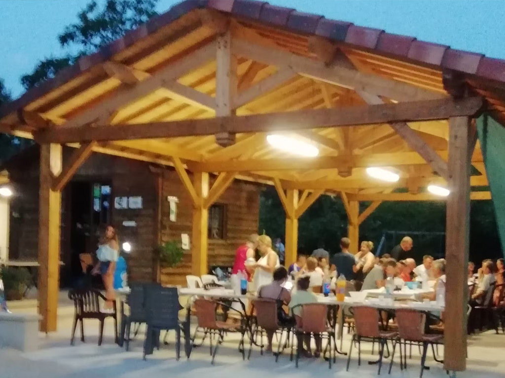 Camping A La Ferme Les Pierres Chaudes 8