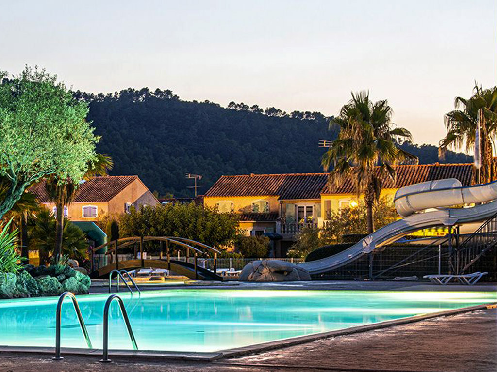 Camping direkt am Fluss und mit schönem Pool!