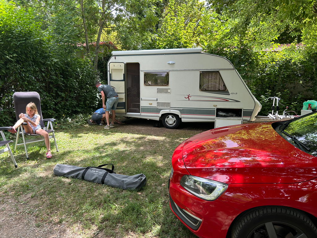 Werden wir dieses Jahr mit dem Wohnwagen fahren oder uns für eine Glamping-Unterkunft entscheiden?