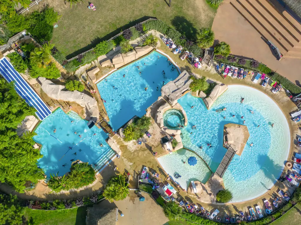 Ein französischer Campingplatz mit einem sehr großen subtropischen Badeparadies