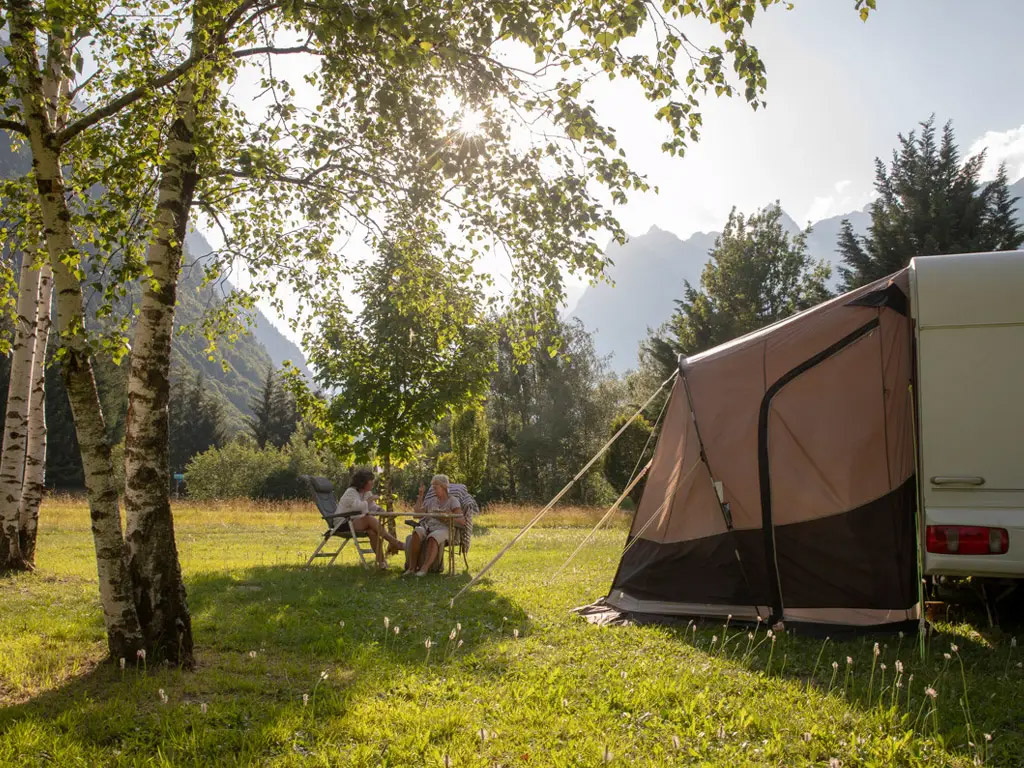 Dieser Campingplatz in den französischen Alpen ist ein schönes (Winter-)Campingziel im Hochgebirge