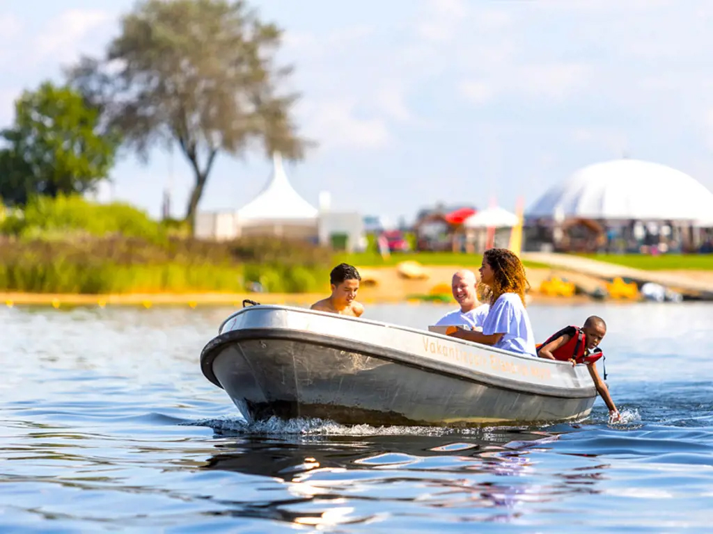 Großer Fünf-Sterne-Jugendzeltplatz mit Pumptrack-Strecke