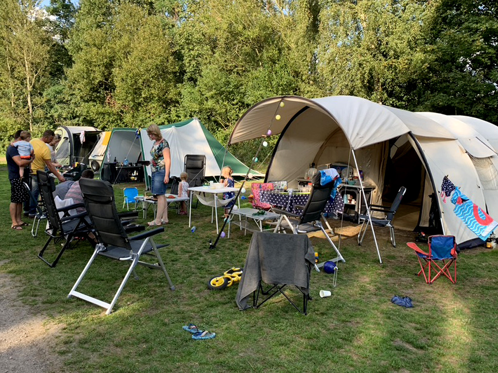 Große Familie auf dem Campingplatz
