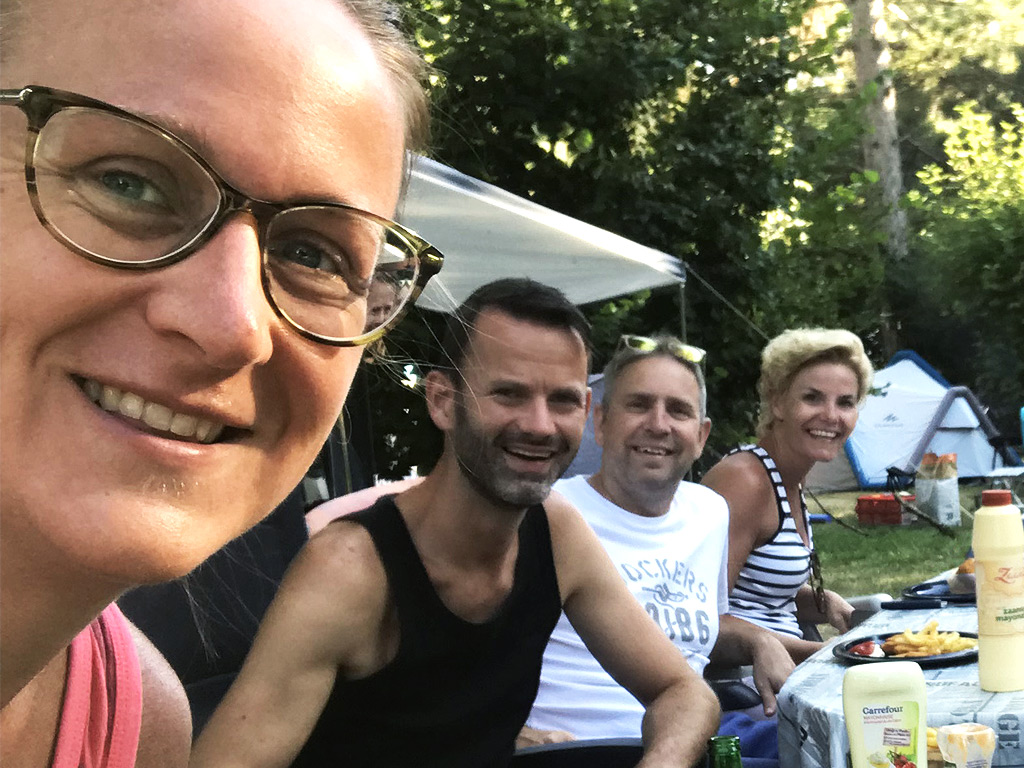 Campen mit Freunden kann eine Menge Spaß machen