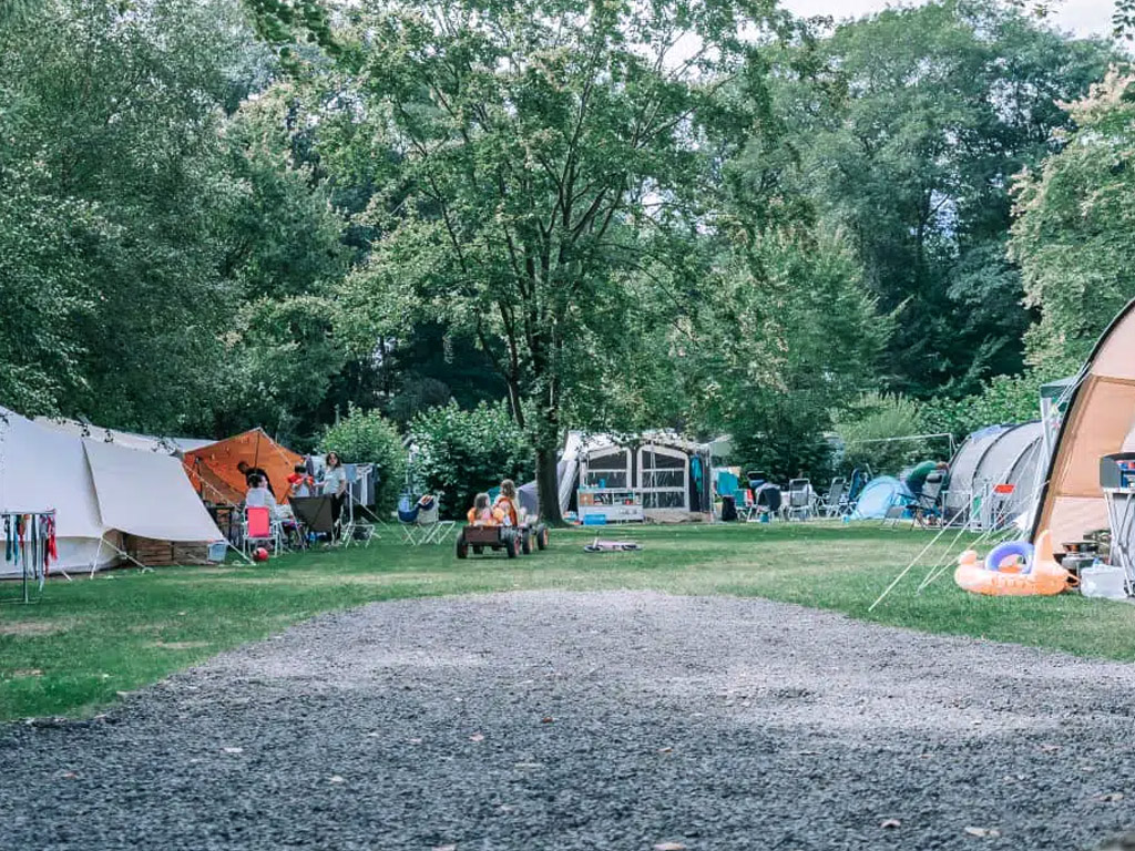 Charmanter Campingplatz mit freiem Zugang zum benachbarten Waldschwimmbad