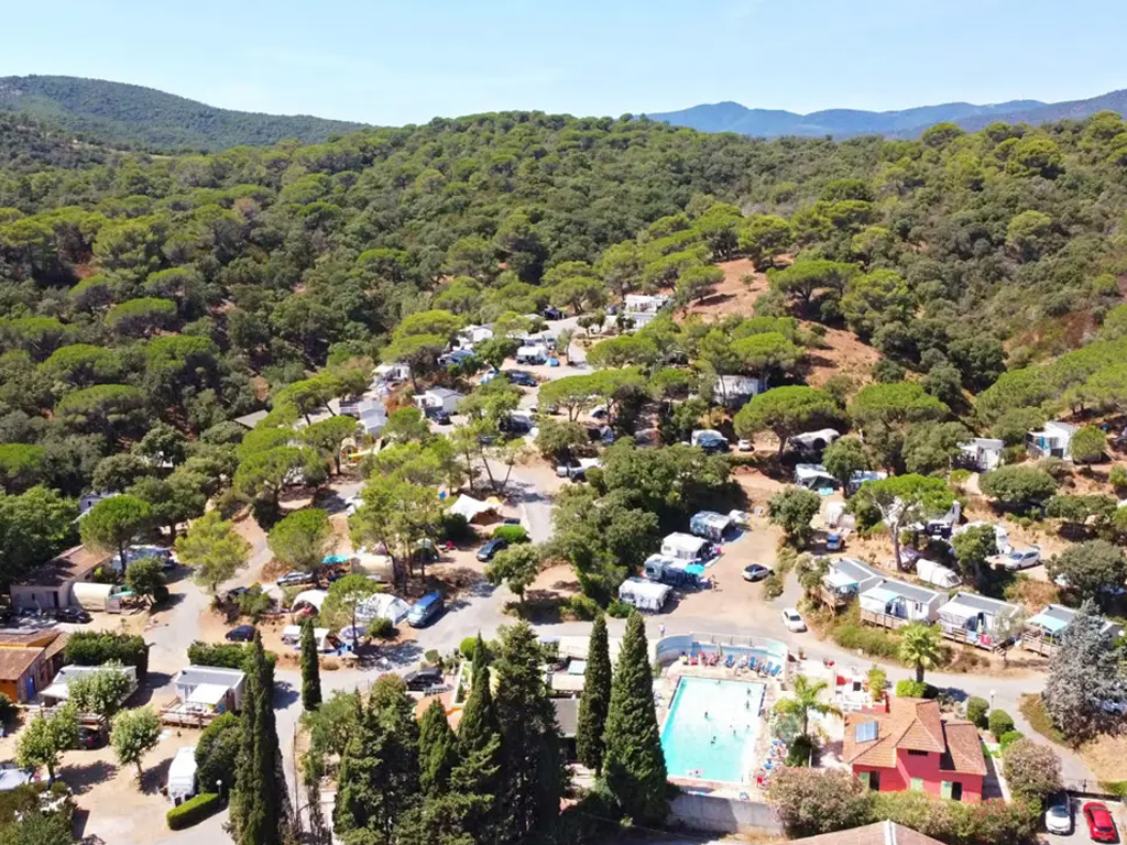 Kleiner Campingplatz mit großen Stellplätzen in Südfrankreich