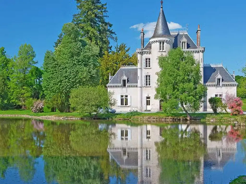 Camping in Limousin in der Nähe eines Schlosses und an einem See