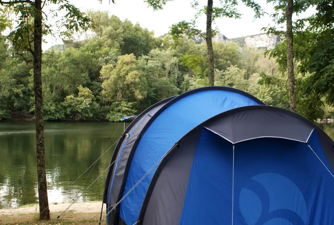 Der Charme des Campings am Fluss