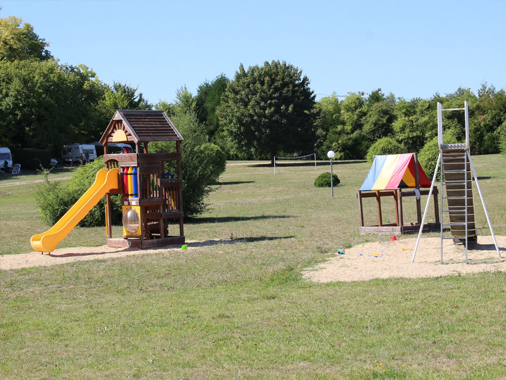 Camping Le Petit Trianon De Saint Ustre 3
