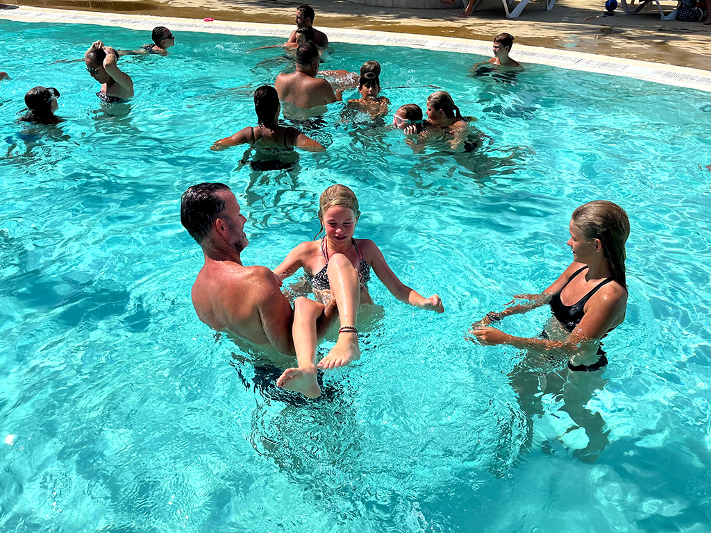 Schwimmen auf dem Campingplatz vor dem Aufstellen des Vorzelts