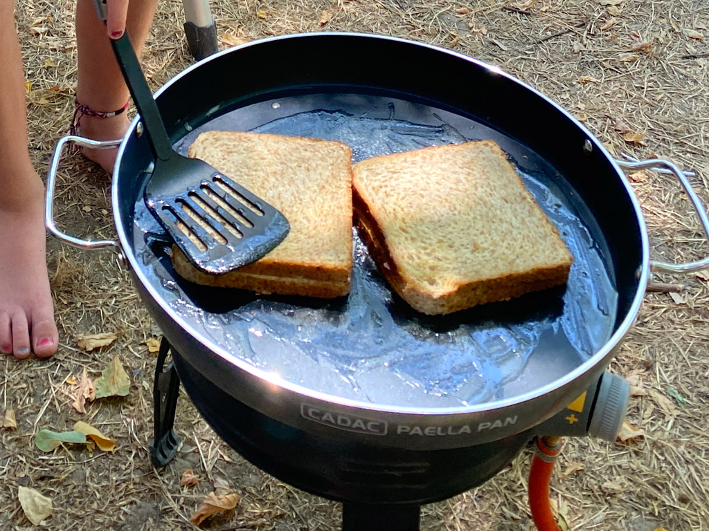 Kochen auf einer Sköttelbraai auf dem Campingplatz