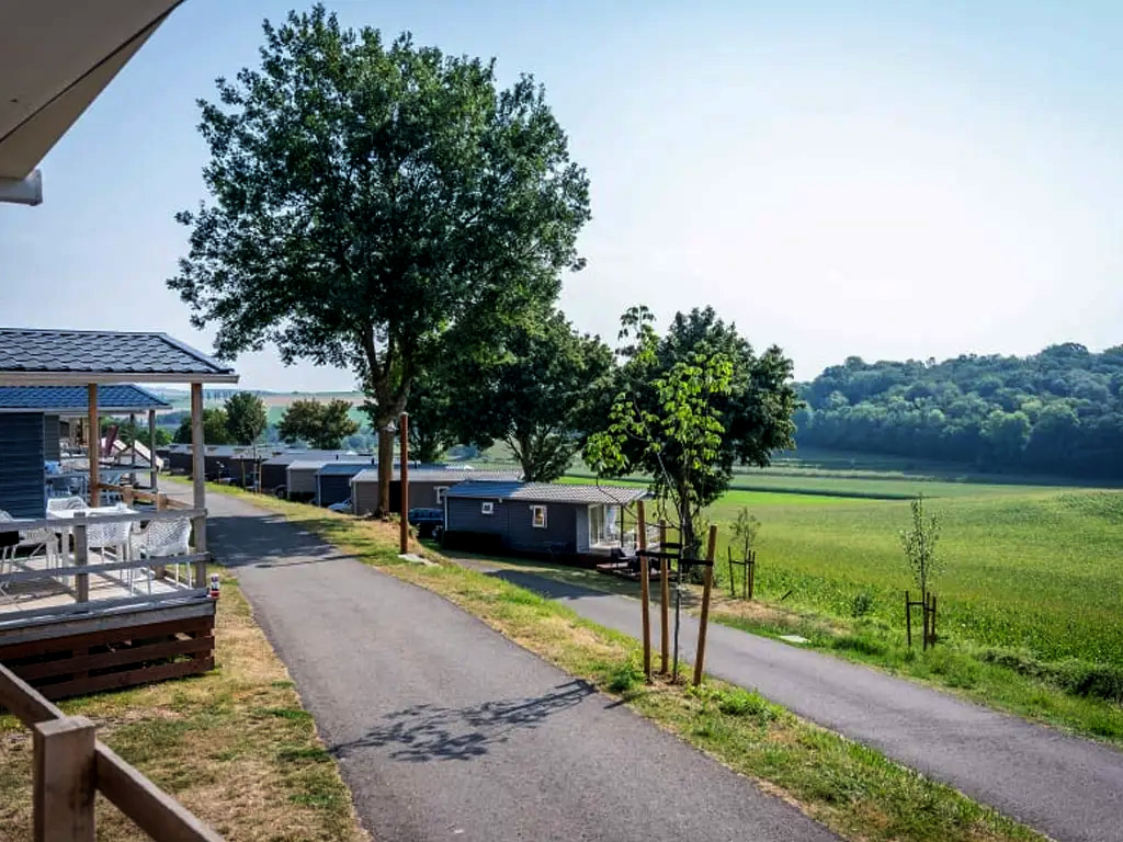 Wintercamping auf einem schönen Weihnachtsmarkt