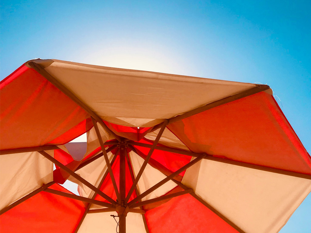 Ein Regenschirm auf dem Campingplatz