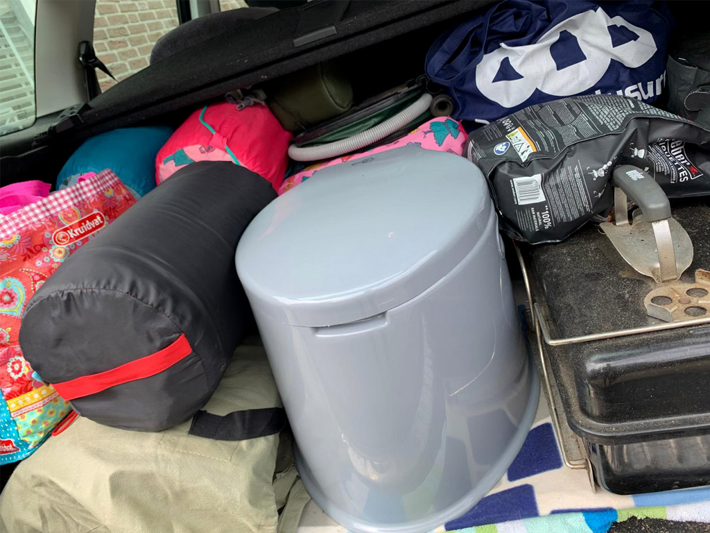 Eine&nbsp;tragbare Toilette auf dem Campingplatz. Ideal für kleine Kinder.