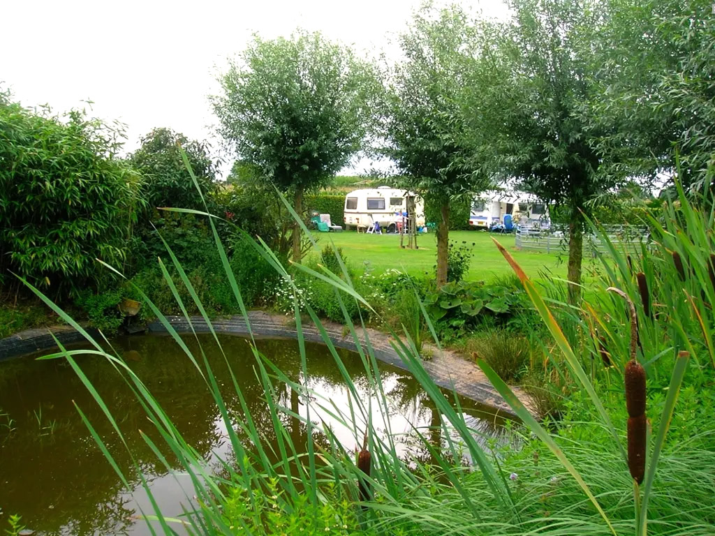 Kleiner Bauernhof-Campingplatz mit Schwimmbad