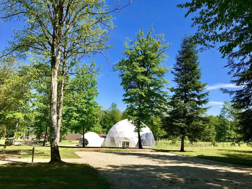 Burgcampingplatz mit eigenem Kletterparcours im Wald
