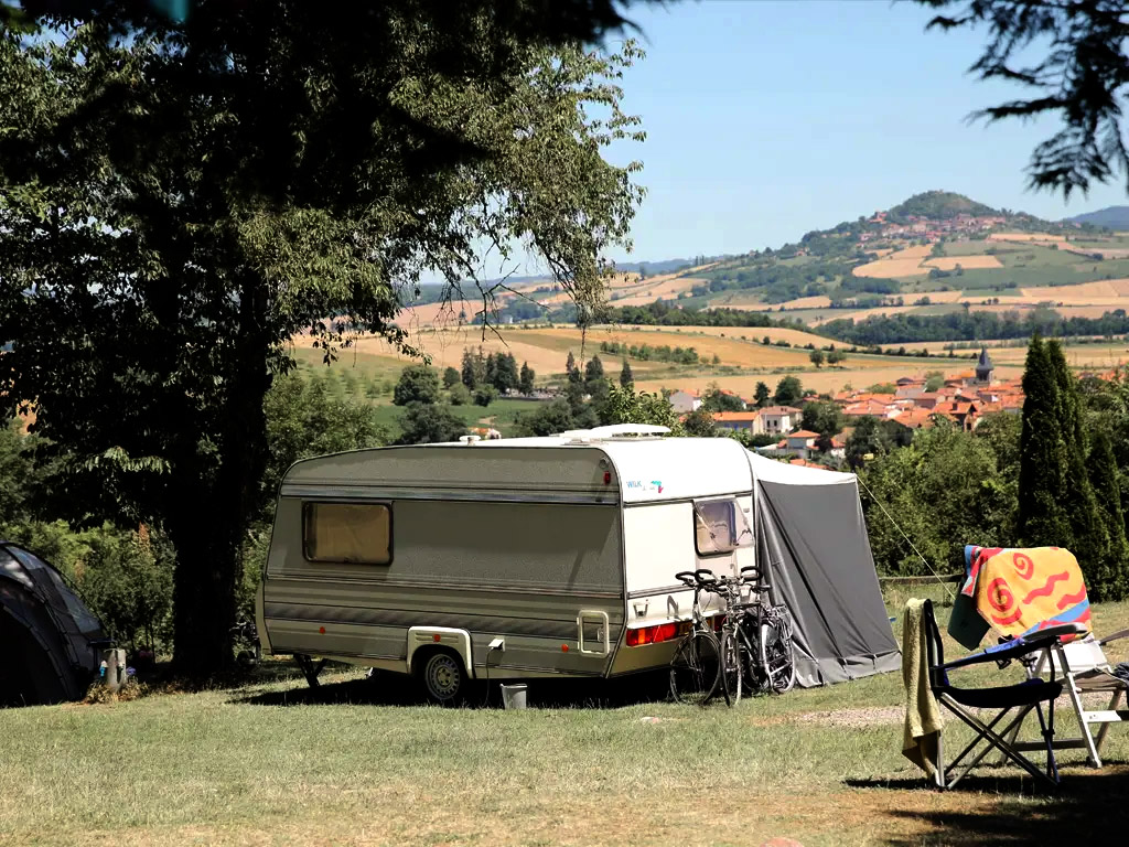 Schlosscampingplatz mit Pool in der Auvergne