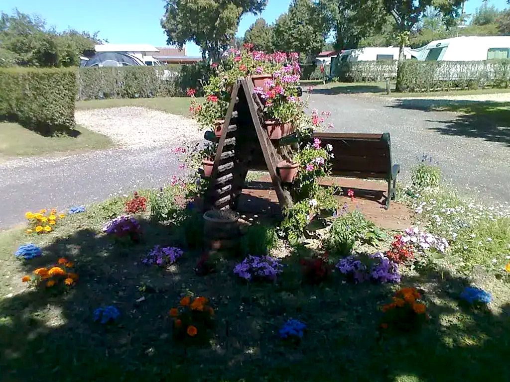 Kleiner charmanter französischer Campingplatz mit Schwimmbad