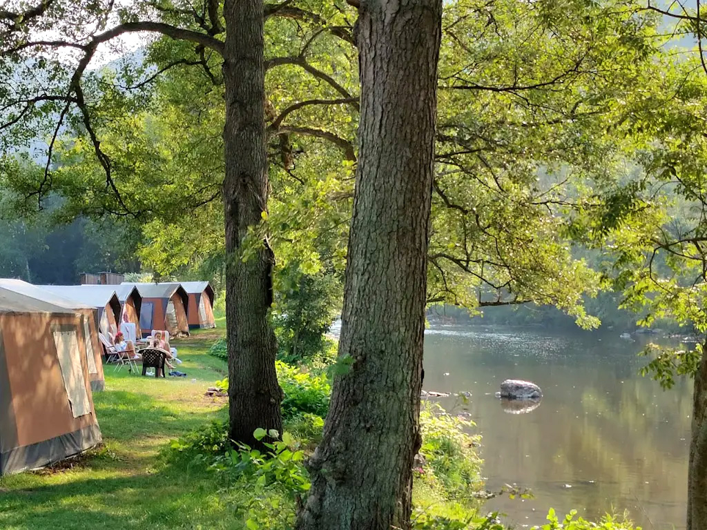 Zahlreiche Outdoor-Aktivitäten, die von hauseigenen Ausbildern organisiert werden