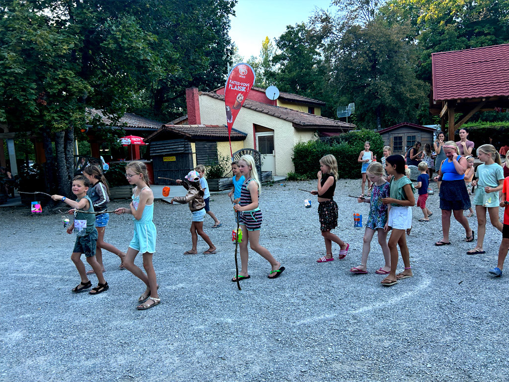 Ein Abendumzug mit Musik und Laternen über den Campingplatz – ein Riesenspaß!