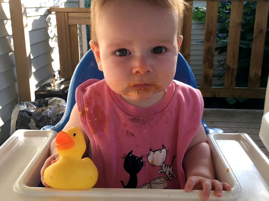 Baby auf dem Campingplatz