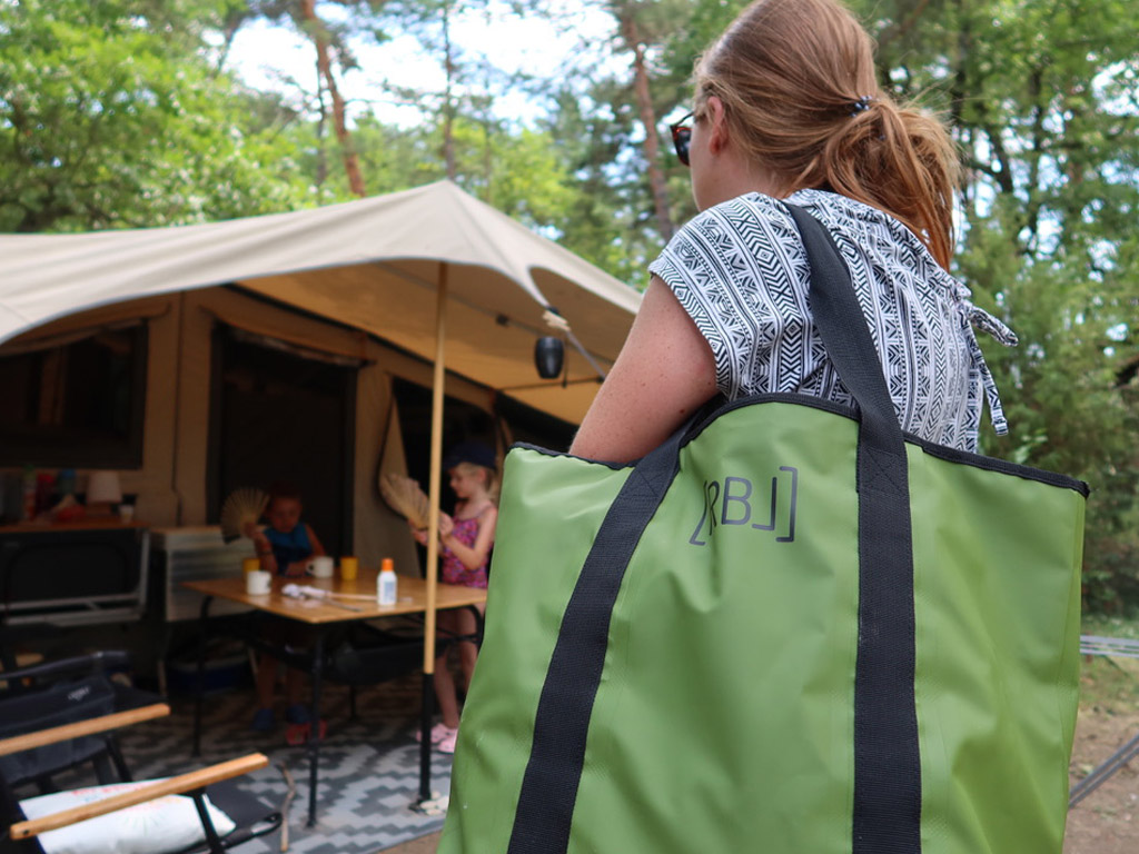 Bringen Sie einen wasserdichten Sack mit, wenn Sie auf dem Campingplatz duschen wollen.