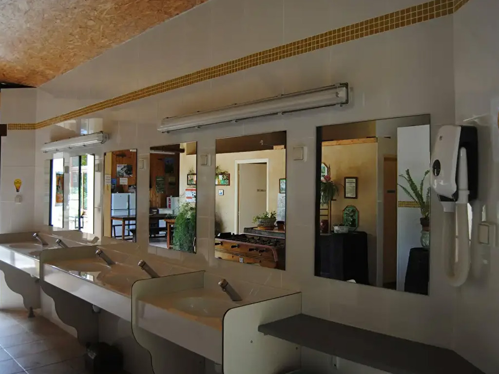 Camping A La Ferme Les Pierres Chaudes 11