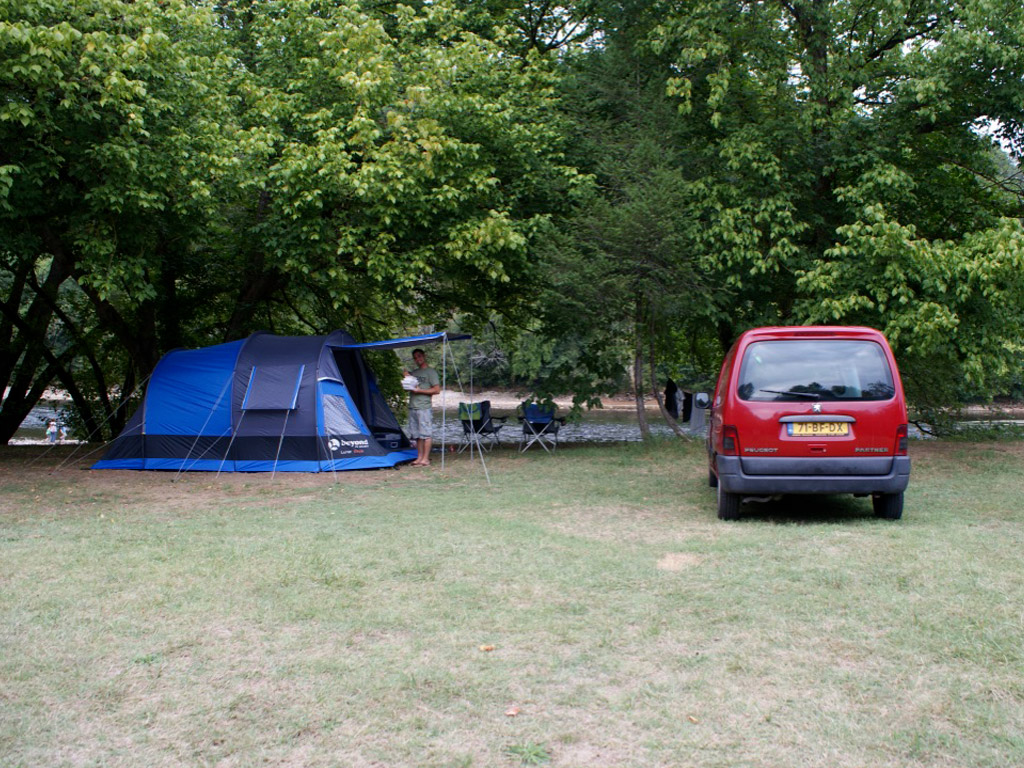 Camping an einem Fluss