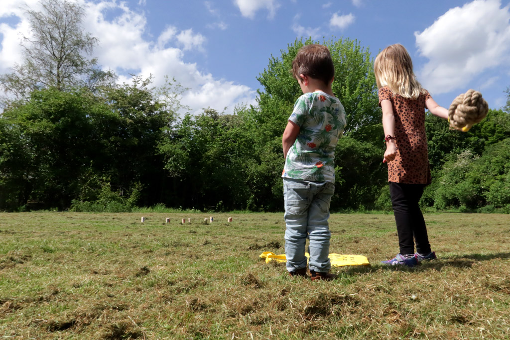 Rucksack spielen auf dem Campingplatz
