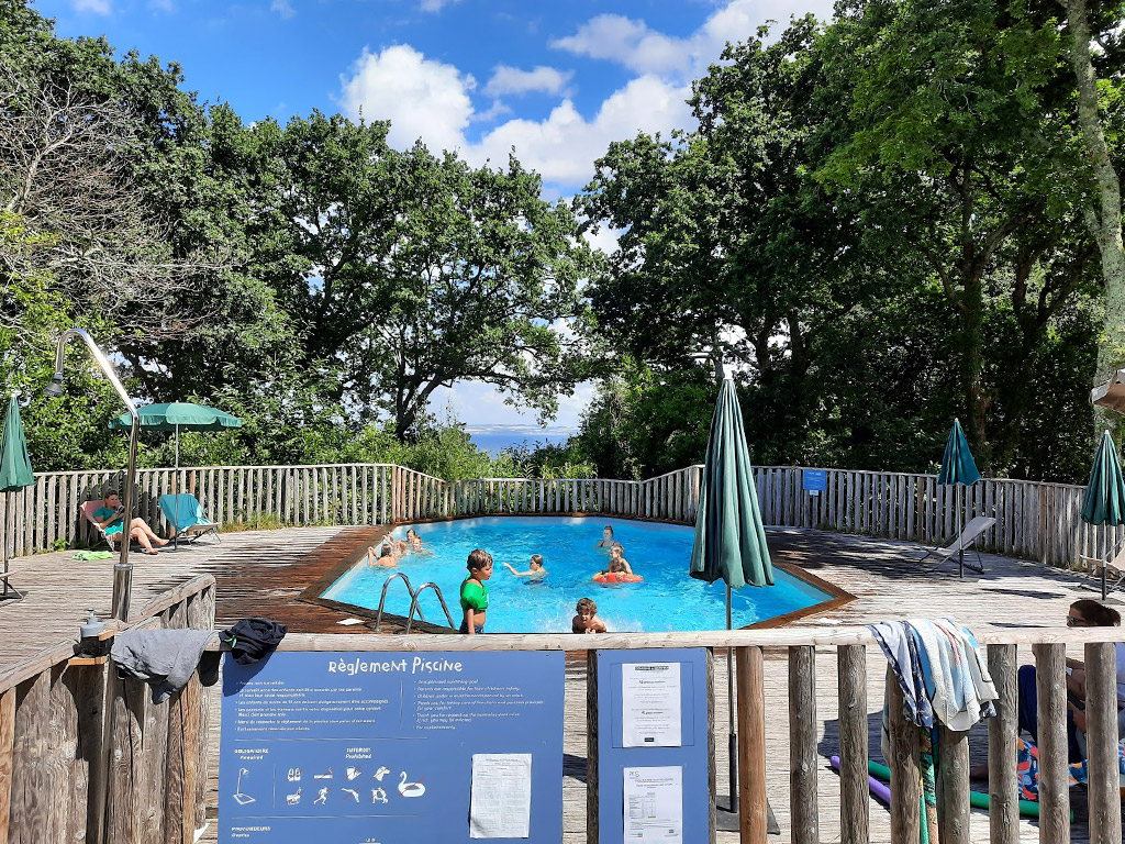 Das Schwimmbad von Huttopia Douarnenez