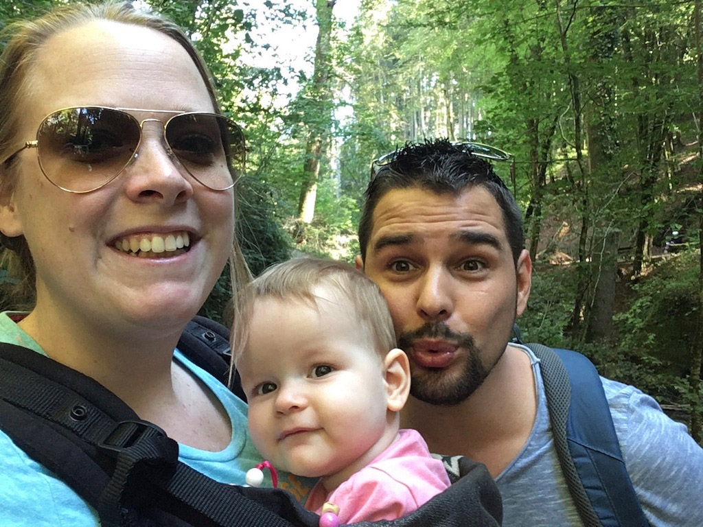 Babytrage auf dem Campingplatz