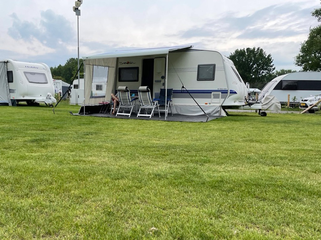 Verschiedene Typen von Menschen auf dem Campingplatz