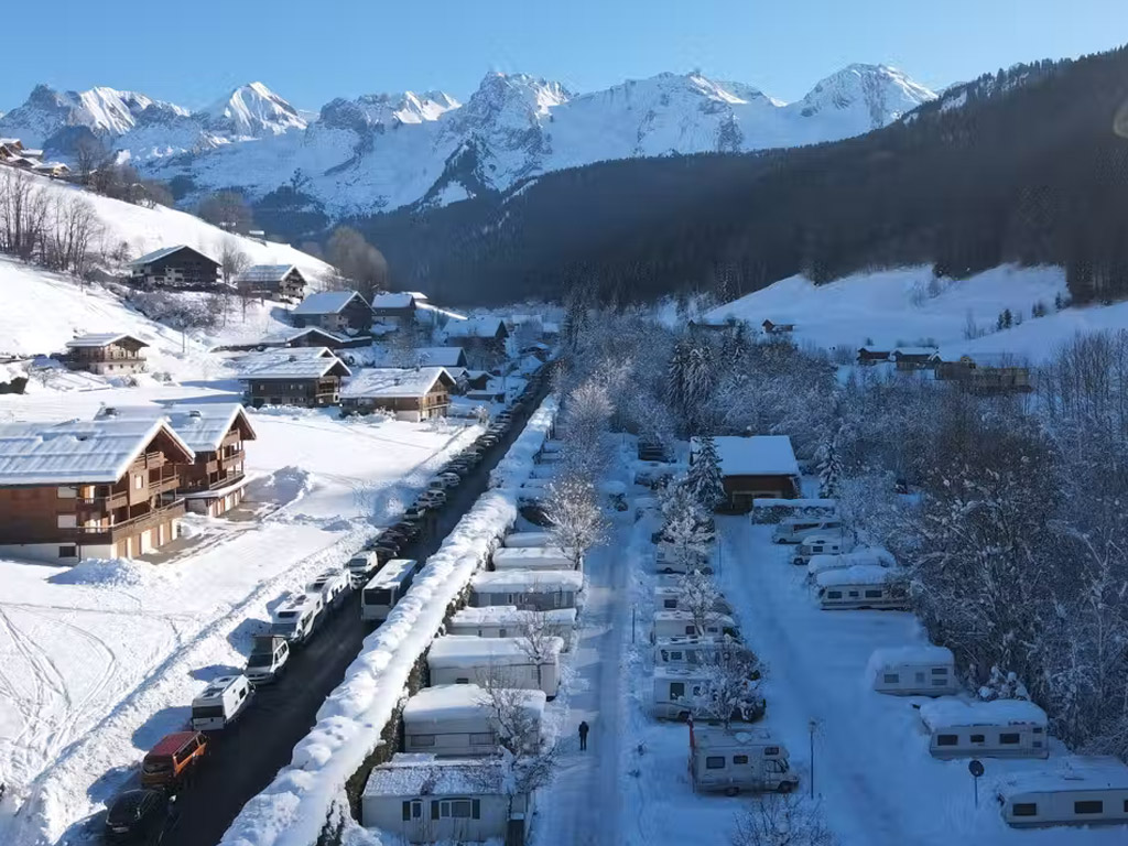Kleiner Wintercampingplatz in der Haute-Savoie