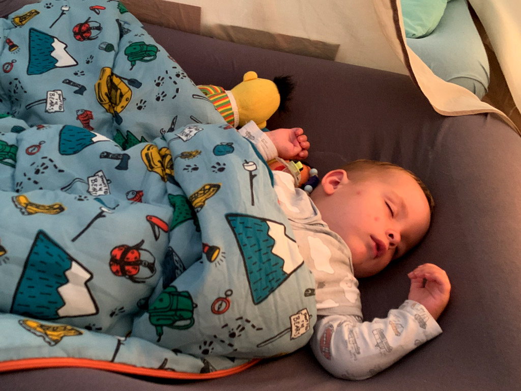 Baby schläft auf dem Campingplatz