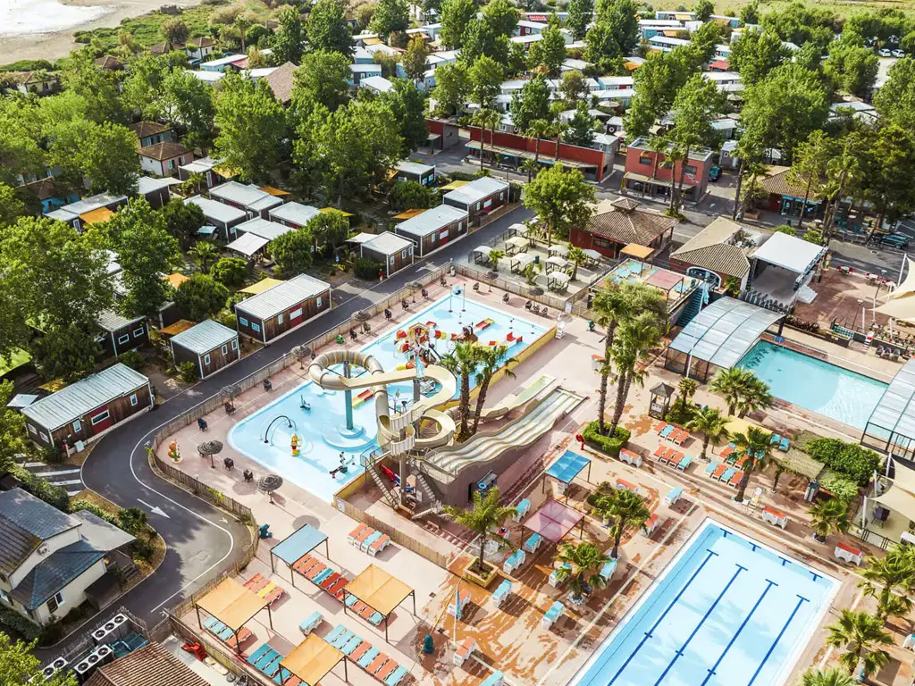 Wassersport an der Küste auf diesem französischen Jugendcampingplatz