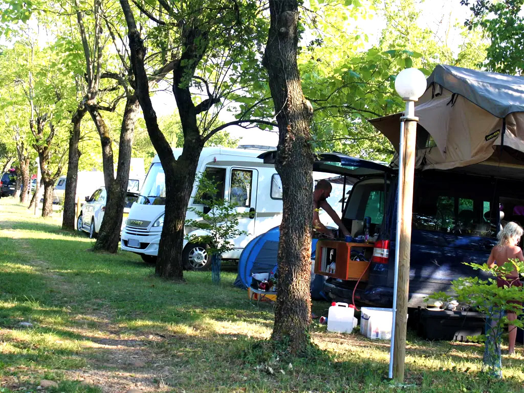 Ein Übernachtungscampingplatz mit freiem Blick auf das Familienschloss und die jahrhundertealte Kapelle