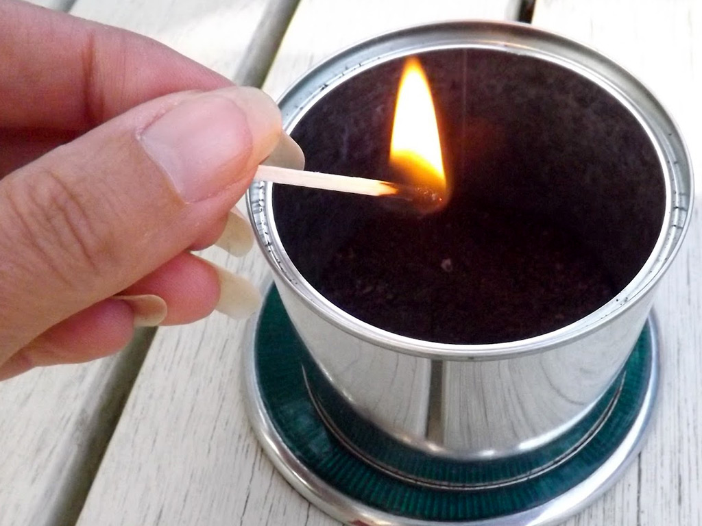 Kaffee verbrennen, um Wespen zu vertreiben