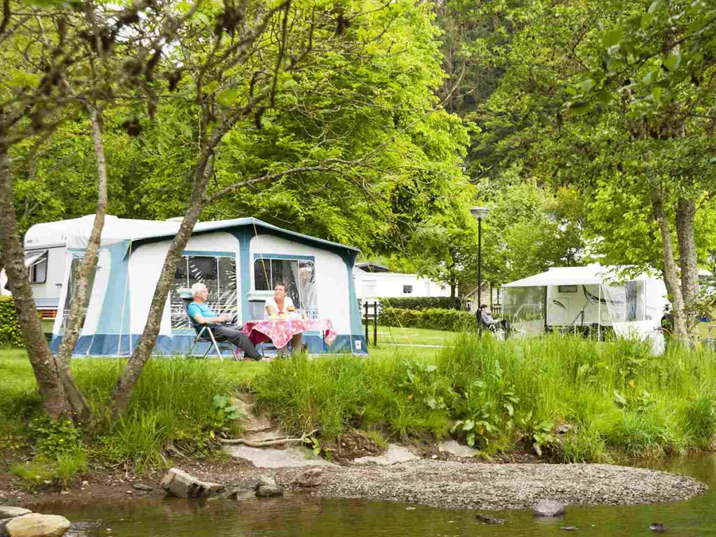 Charmanter Vier-Sterne-Campingplatz mit Schwimmbad
