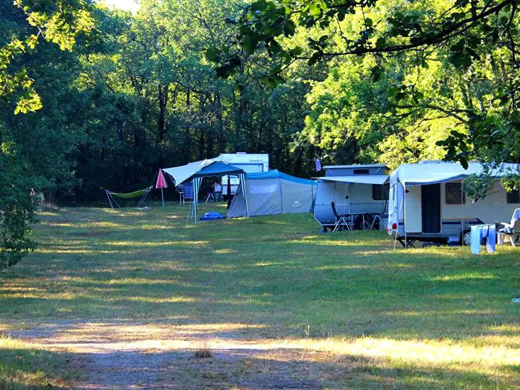 Autofreier kinderfreundlicher FKK-Campingplatz mit lustigen Aktivitäten