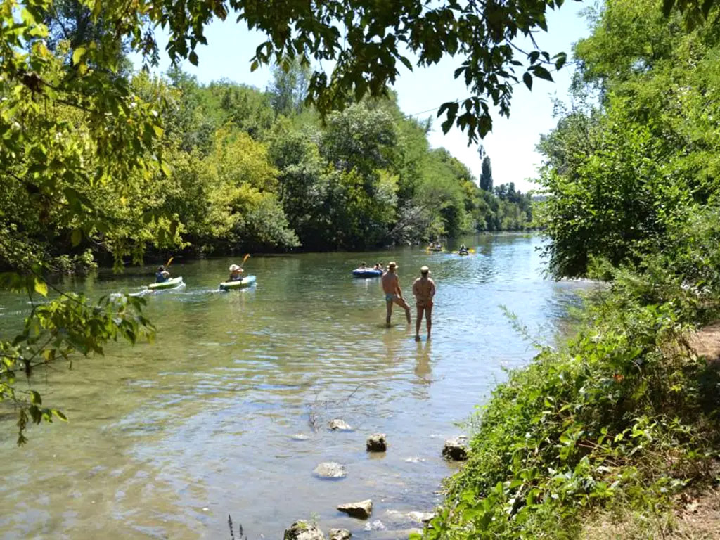 Kleiner Campingplatz in einem typischen südfranzösischen Dorf