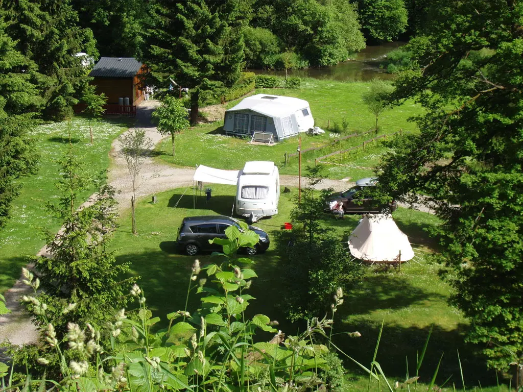 In einem grünen Tal an einem plätschernden Fluss