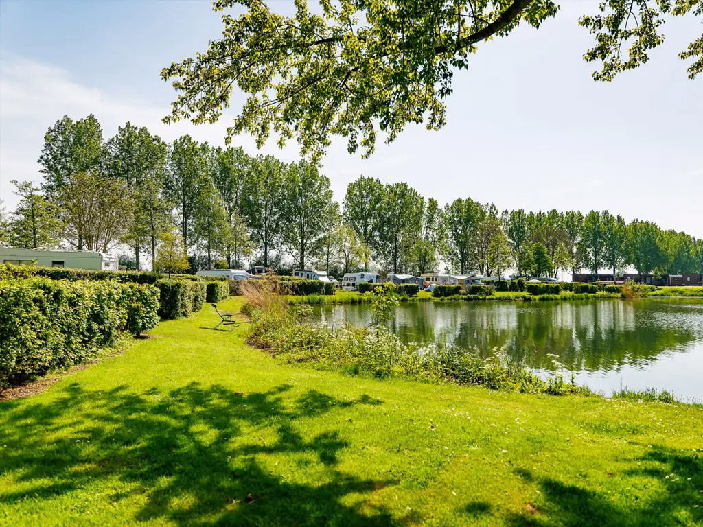 Großer Fünf-Sterne-Campingplatz mit einer Vielzahl von Einrichtungen.